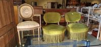 Chaise médaillon de style Louis XVI et deux sièges.