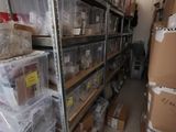 beaucoup de boîtes et de cartons sur les étagères de la pièce