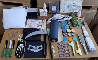 une table sur laquelle se trouvent de nombreux objets, notamment des ciseaux, des ciseaux et d'autres objets