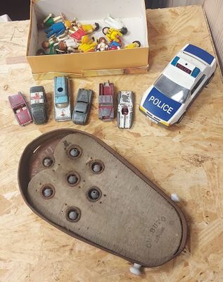 une boîte contenant un assortiment de petites voitures posée sur une table