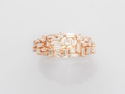 une bague en or rose 18 carats sertie de diamants taille baguette et de diamants