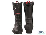 une paire de bottes de moto noires sur fond blanc