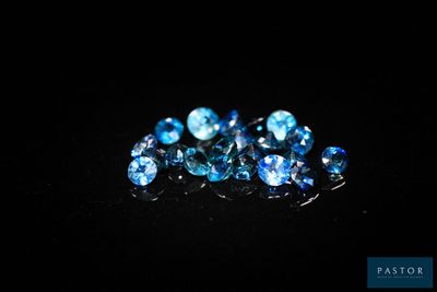 un ensemble de saphirs bleus posés sur une surface noire
