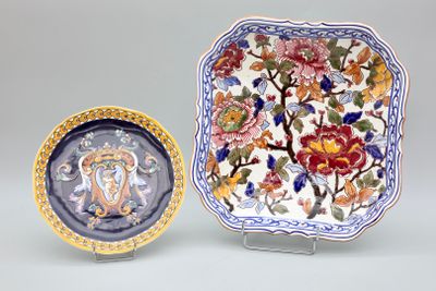 deux assiettes posées l'une à côté de l'autre sur une table