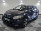 la photo d'une voiture bleue garée dans un garage