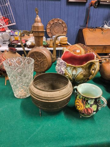Lot comprenant cache pot en barbotine, petit vase en céramique, c...