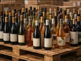 de nombreuses bouteilles de vin posées sur une palette en bois