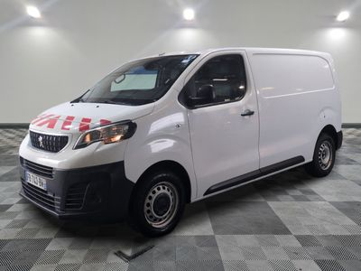 la photo d'une camionnette blanche garée dans un garage