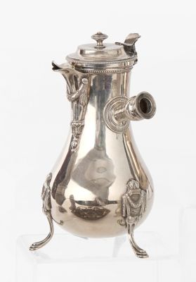 cafetière plaquée argent sur son support, sur fond blanc
