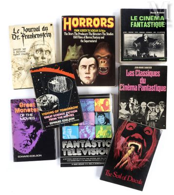 plusieurs livres sont empilés sur une surface blanche