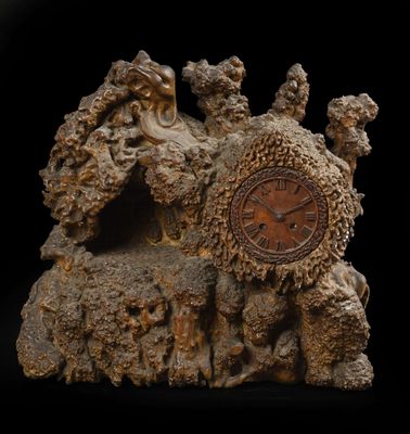 une horloge posée sur un morceau de bois