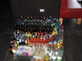 de nombreuses bouteilles et canettes de soda par terre