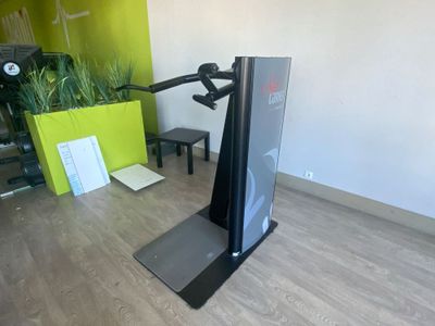 une image d'une salle de sport avec un tapis roulant