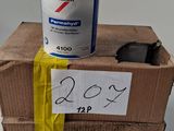un pot de peinture posé sur une boîte en carton