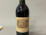 la bouteille de vin rouge est posée sur la table