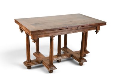 une photo d'une table en bois avec un plateau en bois