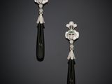 une paire de boucles d'oreilles en diamant noir et blanc
