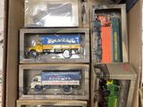 une boîte remplie de petites voitures et d'autres véhicules miniatures