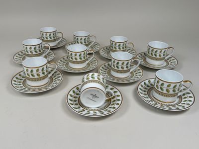 neuf tasses et soucoupes avec une horloge dessus