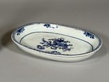 deux assiettes bleues et blanches ornées de fleurs, posées sur une table