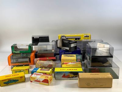 de nombreuses boîtes contenant différents types d'aliments posées sur une table