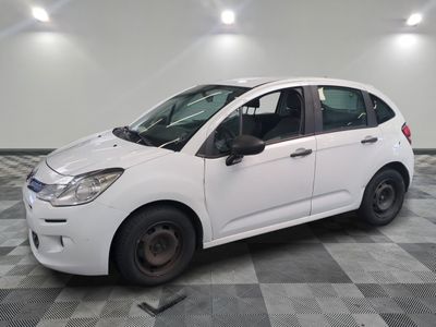 la photo d'une petite voiture blanche garée dans un garage
