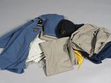 une pile de vêtements pour hommes posée sur une table