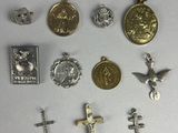 beaucoup d'objets religieux sur la table