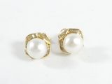 une paire de boucles d'oreilles en perles et diamants sur fond blanc