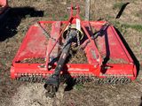 une machine rouge qui est posée par terre
