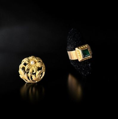 deux bagues en or et une bague sertie d'une pierre verte