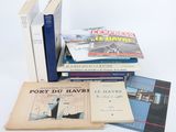 plusieurs livres sont empilés sur une surface blanche