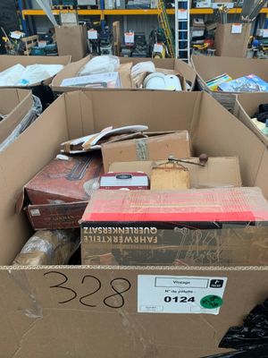 un carton rempli de boîtes contenant des objets divers