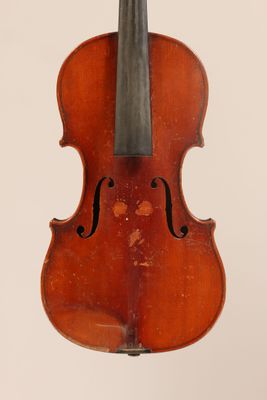 un vieux violon avec un archet accroché à son dos