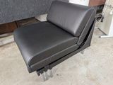 un fauteuil en cuir noir qui se trouve dans une pièce
