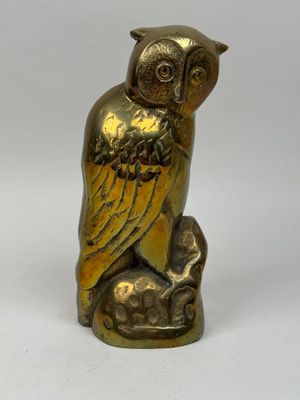 figurine de chouette en laiton perchée sur une branche d'arbre, sur fond blanc