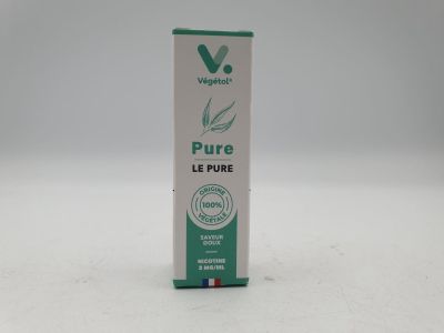 Le flacon de « Le Pure » est posé sur une surface blanche.