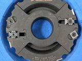 une image représentant un gros plan d'une boîte bleue percée d'un trou circulaire