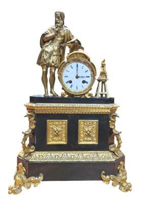 une statue représentant un homme debout à côté d'une horloge