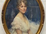 portrait d'une femme en robe blanche dans un cadre doré