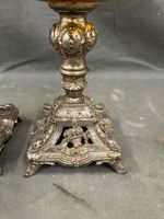 Paire de bougeoirs en métal à décor de paniers fleuris et de… (photo 2)