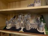 une maquette de château posée sur une étagère