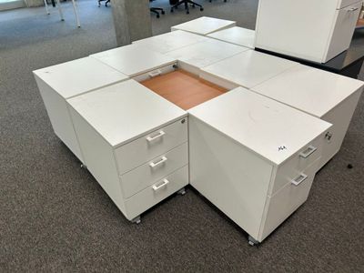 un bureau blanc avec un tiroir au milieu