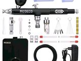 un gros plan sur un kit de tatouage comprenant une machine à tatouer