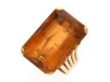 une image représentant une bague ornée d'une grosse citrine facettée