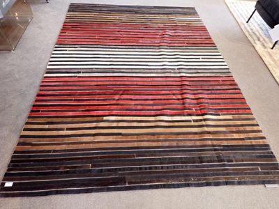 un tapis composé de bandes de différentes couleurs posé au sol