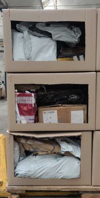 de nombreux cartons empilés les uns sur les autres dans un entrepôt