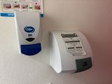 un distributeur de serviettes en papier à côté d'un autre distributeur de serviettes en papier, fixé au mur