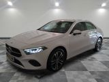 La Mercedes CLA est garée sur un sol en carrelage à damier.