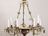 an image of a chandelier with many candles hanging from it